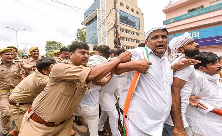 लखनफ की सड़कों पर कांग्रेस कार्यकर्ता और पुलिस के बीच धक्कामुक्की भी हुई।