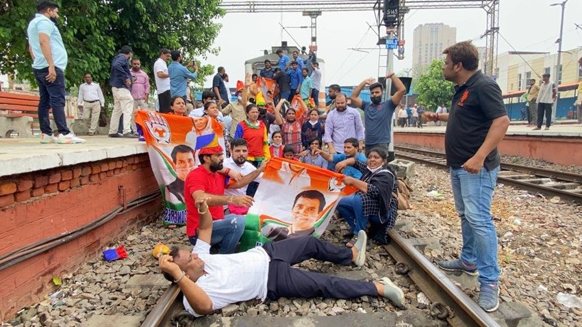 कांग्रेस के कार्यकर्ताओं ने दिल्ली के शिवाजी ब्रिज पर ट्रेन को रोक लिया और ईडी के खिलाफ प्रदर्शन किया।
