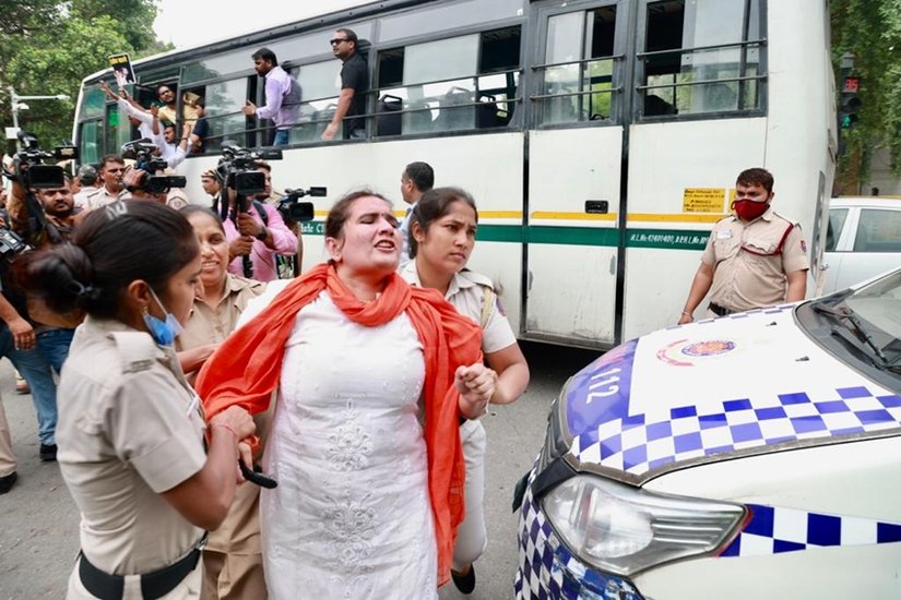 देशभर में कई जगह हुई इस प्रदर्शन में कई जगह पर पुलिस और कार्यकर्ताओं के बीच खींचतान भी देखने को मिली।