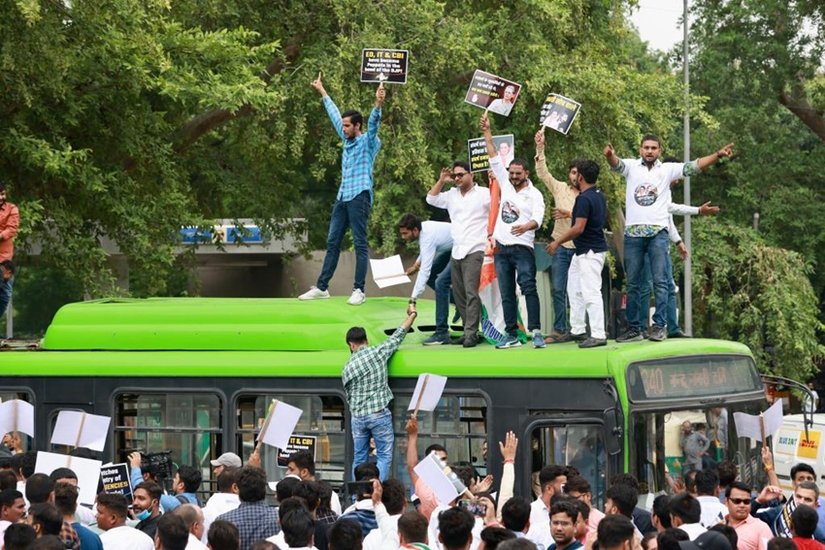 कई नेताओं और कार्यकर्ताओं को डिटेन भी किया गया था। (यह भी पढ़ें: जब भीड़ से बचने के लिए अखिलेश यादव की गाड़ी में घुस गए थे निरहुआ, यूं बची थी दिनेश लाल यादव की जान)