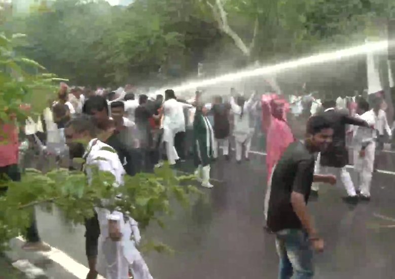 प्रदर्शन कर रहे कांग्रेस नेताओं पर वाटर कैनन का भी इस्तेमाल किया गया। (All Photos: PTI/IYC Twitter)