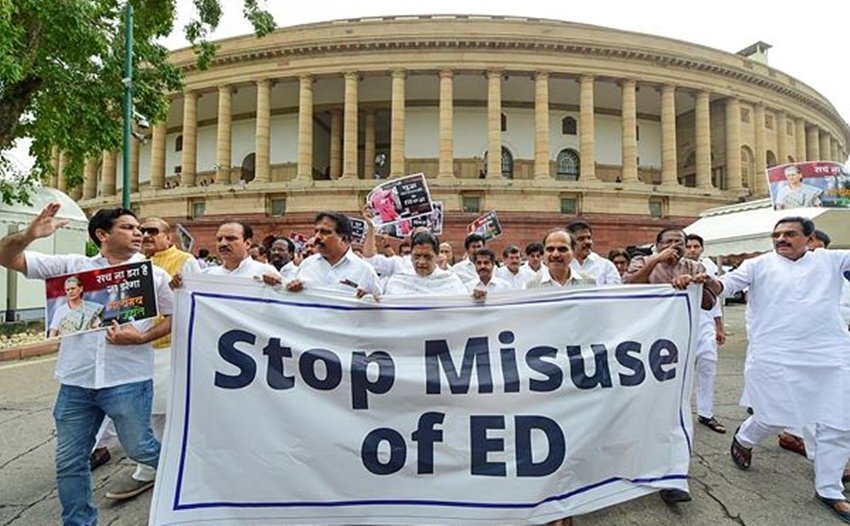 संसद भवन कॉम्प्लेक्स में भी कांग्रेस के सांसद ईडी के खिलाफ प्रदर्शन करते नजर आए।