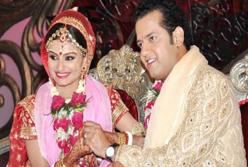 राहुल महाजन का भी नेशनल टीवी पर स्वयंवर हुआ था और राहुल महाजन ने शो की कंटेस्टेंट डिंपी गांगुली से शादी की थी लेकिन शादी के कुछ समय बाद ही दोनों का तलाक हो गया था। (यह भी पढ़ें: दो शादियों के बाद भी नहीं मिला एक्ट्रेस चाहत खन्ना को सच्चा प्यार, दो बच्चियों की मां होने के चलते काम मिलने में भी हुई परेशानी)