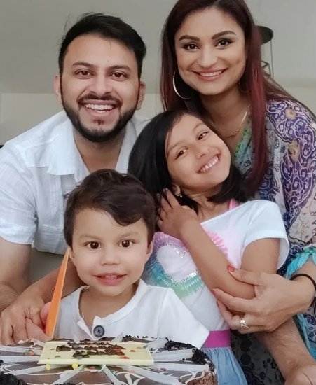 इसके बाद डिंपी ने 2015 में ही दुबई के बिजनेसमैन रोहित रॉय से शादी कर ली थीं। वहीं राहुल महाजन ने 2018 में नताल्या संग विवाह रचाया था। राहुल की यह तीसरी शादी थी। (Photo: Dimpy Ganguly Instagram)
