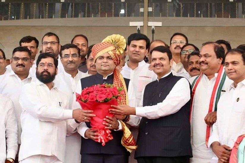 Rahul Narwekar: महाराष्ट्र (Maharashtra) में पिछले दिनों काफी राजनीतिक उठापटक देखने को मिला। उद्धव ठाकरे (Uddhav Thackeray) ने सीएम पद से इस्तीफा दिया तो वहीं एकनाथ शिंदे (Eknath Shinde) बीजेपी के सपोर्ट से मुख्यमंत्री बन गए। कोलाबा से बीजेपी (BJP) विधायक राहुल नार्वेकर महाराष्ट्र विधानसभा के नए स्पीकर (Maharashtra New Speaker) चुने गए। आइए जानें कितनी संपत्ति के मालिक हैं नए विधानसभा अध्यक्ष: