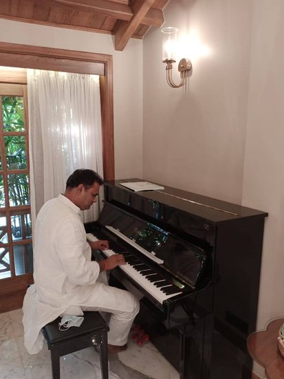 राहुल नार्वेकर के हलफनामे के मुताबिक उनकी कुल संपत्ति में से पत्नी के नाम पर मात्र 39 लाख रुपये हैं। बता दें कि राहुल महाराष्ट्र विधान परिषद के स्पीकर रामराजे नाइक निंबालकर के दामाद हैं।