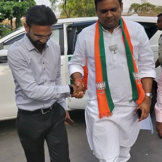 राहुल ने बताया था कि उनके पास मर्सिडीज बेंज, इनोवा क्रिस्टा, महिंद्रा एक्सयूवी और मारुति 800 जैसी गाड़ियां हैं। राहुल के पास अपनी एक लग्जरी गल्फ क्रैड्ट 31 पावर बोट भी है।