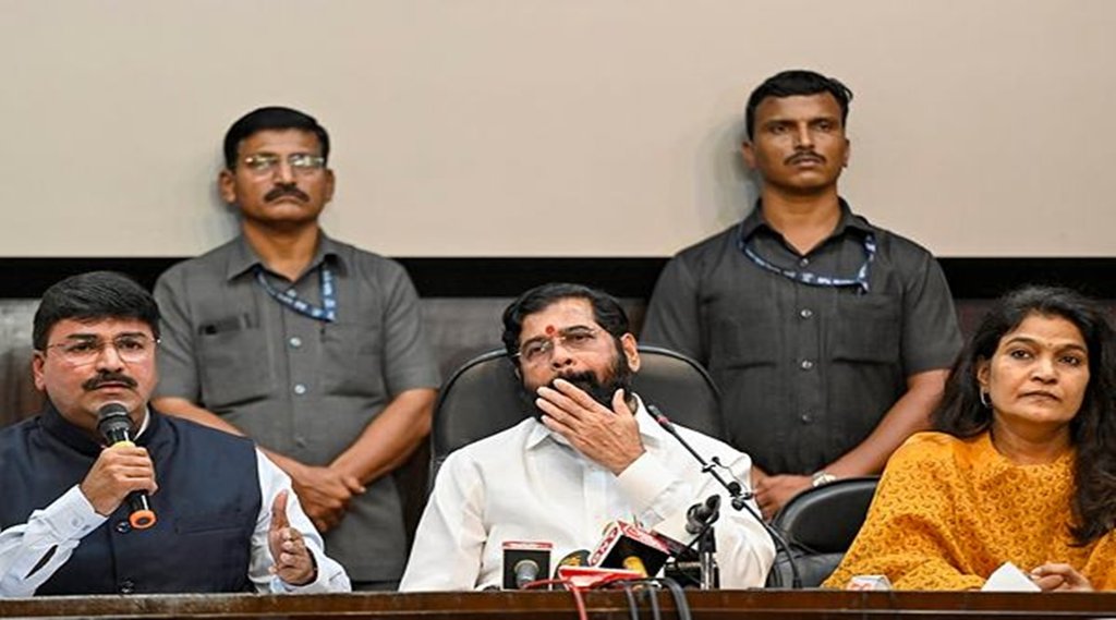 महाराष्ट्र के मुख्यमंत्री एकनाथ शिंदे और पार्टी सांसद भावना गवली के साथ मंगलवार, 19 जुलाई, 2022 को प्रेस कॉन्फ्रेंस के दौरान नई दिल्ली स्थित महाराष्ट्र सदन में बोलते शिवसेना सांसद राहुल शेवाले। (पीटीआई फोटो)