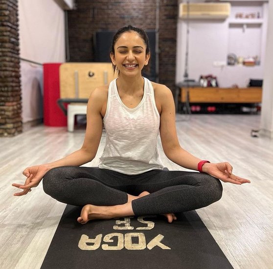 जब हमें लगा कि हम दोनों ही एक-दूसरे को पसंद करने लगे हैं तो हमने अपने रिश्ते को नाम देने के बारे में सोचा। (यह भी पढ़ें: मीका का दिल जीतने वाली एक्ट्रेस आकांक्षा पुरी कभी इस एक्टर को करती थीं डेट, इस तरह हुआ था ब्रेकअप)