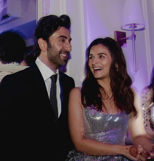 Alia Bhatt and Ranbir Kapoor Baby: रणबीर कपूर की फिल्म 'शमशेरा' (Shamshera) 22 जुलाई को रिलीज होने वाली है। फिल्म की रिलीज के साथ-साथ रणबीर पिता बनने को लेकर भी चर्चा में हैं। रणबीर ने पिता बनने के बाद के सफर को लेकर भी काफी तरह की तैयारियां कर रखी हैं। यहां तक की रणबीर और आलिया ने अपने होने वाले बच्चे का नाम (Alia Ranbir Baby Name) भी सोचना शुरू कर दिया है। (Photo: Alia Bhatt Instagram)