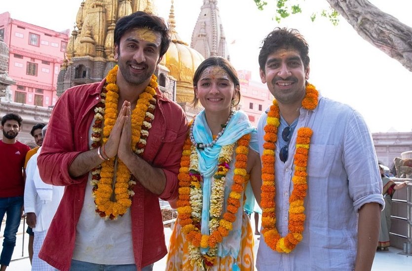 इसमें रणबीर कपूर से एक सवाल किया गया कि यदि वह किसी आईलैंड पर आलिया भट्ट और अयान मुखर्जी के अलावा किसी से साथ फंसना चाहें तो वह शख्स कौन होगा? (Photo: Alia Bhatt Instagram)