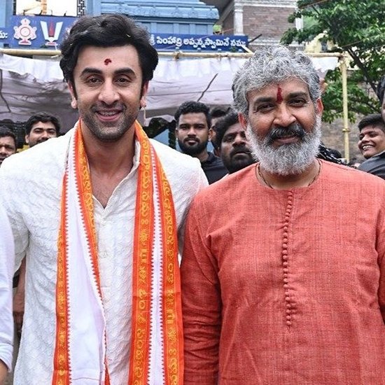 इसके जवाब में रणबीर कपूर ने मशहूर डायरेक्टर एसएस राजामौली का नाम लिया और बताया कि वह उनके साथ क्यों फंसना चाहते हैं। (Photo: Ranbir Kapoor Fanpage Instagram)