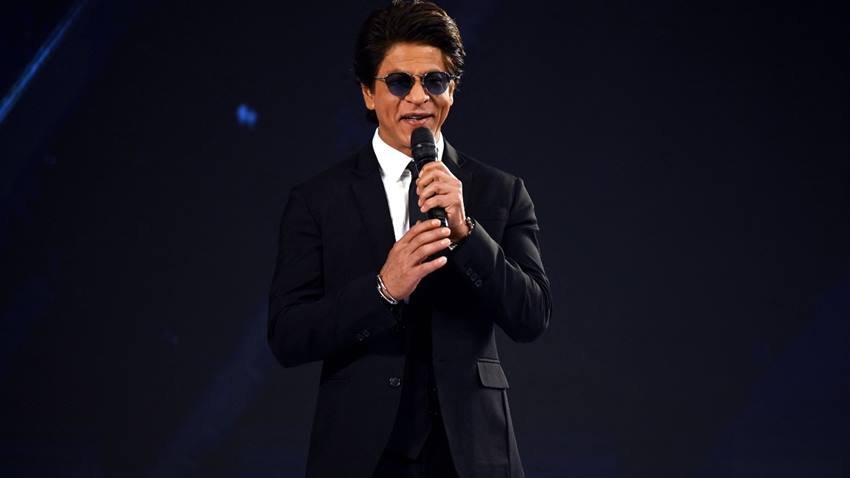 Shahrukh Khan: शाहरुख खान भी लंबे समय से कोई हिट फिल्म नहीं दे पाए हैं। जीरो, फैन, और हैरी मेट सेजल जैसी बड़े बैनर की फिल्में उनकी फ्लॉप हो चुकी हैं। शाहरुख जवान औऱ पठान नाम की दो फिल्मों पर काम कर रहे हैं। देखना होगा कि ये फिल्में हिट होती हैं या फ्लॉप।