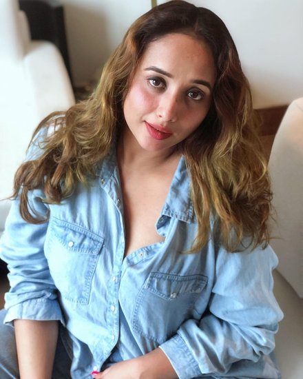 कोलकाता में पहुंचते ही रानी ने रील भी शेयर की है और कैप्शन में लिखा है कि यह लड़की किसी के हाथ नहीं आएगी। रील भी इसी गाने पर बनी है। 