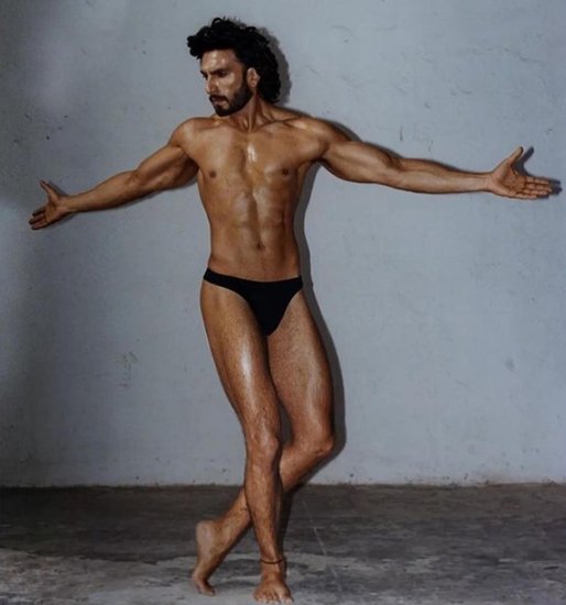 Ranveer Singh Nude Photoshoot: रणवीर सिंह अक्सर अपने फैशन और अतरंगी कपडों को लेकर चर्चा में रहते हैं लेकिन इस बार वह एक अलग वजह से सुर्खियों में हैं। उनके सुर्खियों में रहने का कारण उनका नया फोटोशूट है। दरअसल रणवीर सिंह ने न्यूड फोटोशूट (Ranveer Singh Naked Photoshoot) करवाया है जिसके चलते वह सुर्खियों में बने हुए हैं। उनके इस फोटोशूट को लेकर सोशल मीडिया पर लोग खूब मजे ले रहे हैं और तरह-तरह के मीम्स (Memes on Ranveer Singh Photoshoot) वायरल हो रहे हैं जिसे देखकर आपको भी हंसी आ सकती है। 