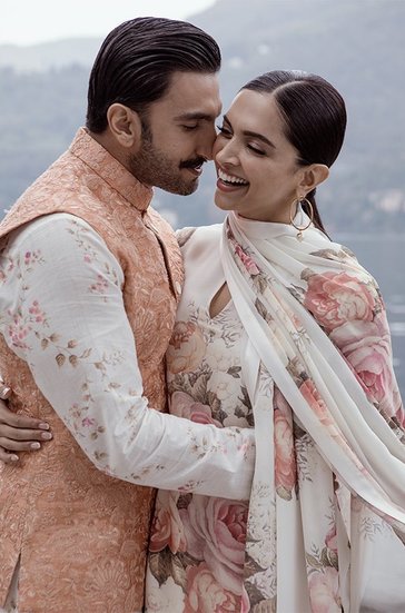 बॉलीवुड में कुछ स्टार्स ऐसे हैं जिन्होंने शादी के कुछ महीने बाद ही प्रेग्नेंसी (Bollywood Actress Pregnancy) की खबर देकर सबको हैरान कर दिया। वहीं कई स्टार्स ऐसे हैं जिनकी शादी को कई साल हो गए हैं लेकिन वह अभी तक पेरेंट्स नहीं बने हैं। रणवीर सिंह (Ranveer Singh) और दीपिका पादुकोण (Deepika Padukone) का नाम भी ऐसे स्टार्स में शामिल है। दोनों ने साल 2018 में शादी रचाई थी लेकिन आज भी इनके फैंस को खुशखबरी का इंतजार है। (Photo: Deepika Padukone Instagram)