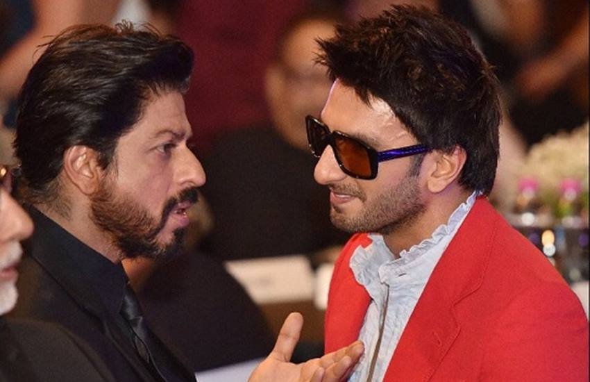 Ranveer Singh New House: रणवीर सिंह ने हाल ही में मुंबई के बांद्रा में आलीशान आशियाना खरीदा है। रणवीर सिंह का यह नया घर सागर रेशम रेजडेंशियल टावर में है।सी फेसिंग यह बिल्डिंग शाहरुख खान (Shahrukh Khan) के 'मन्नत' और सलमान खान (Salman Khan) के 'गैलेक्सी' के बीच में है। इस नए घर में शिफ्ट होने के साथ ही रणवीर शाहरुख और सलमान के पड़ोसी हो जाएंगे। बॉलीवुड में और भी कई कलाकार हैं जो पड़ोसी हैं। जानिए नाम: