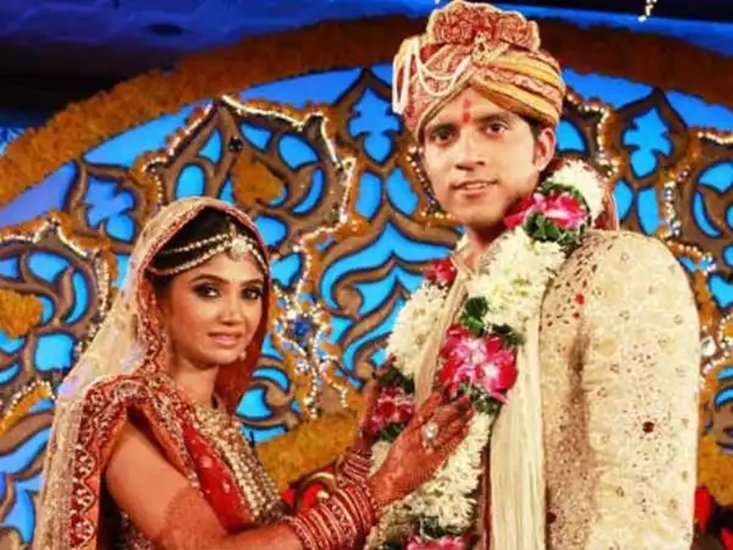 टीवी एक्ट्रेस रतन सिंह राजपूत की शादी के लिए रतन का रिश्ता शो की शुरुआत हुई थी जिसमें कई लड़कों ने हिस्सा लिया था। इस स्वयंवर शो के अंत में रतन को अभिनव शर्मा नाम का लड़का पसंद आया था लेकिन रतन ने अभिनव से उस वक्त सिर्फ सगाई की थी। हालांकि बाद में दोनों की सगाई भी टूट गई थी। (यह भी पढ़ें: तीन साल बाद पति से तलाक लेकर अलग हो रही हैं एक्ट्रेस सुरभि तिवारी, यूं शुरू हुई थी लव स्टोरी)