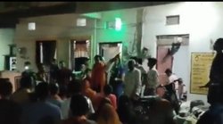 जिन घरों पर लगे हैं कांग्रेस के झंडे, फोटो खींचो और सारी सुविधाएं बंद करवाओ इनकी- BJP नेता की धमकी, दिग्विजय सिंह ने किया पलटवार