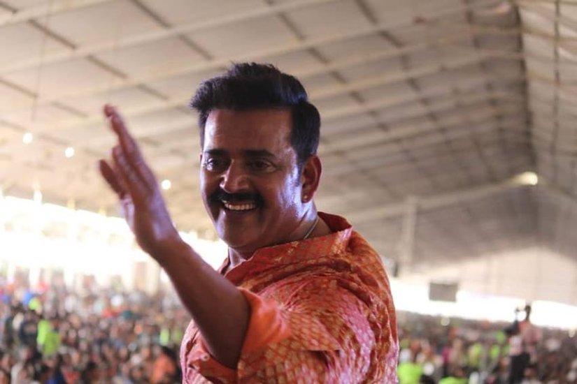 Ravi Kishan Birthday: भोजपुरी फिल्म इंडस्ट्री से बॉलीवुड और टॉलीवुड तक का सफर तय कर संसद का सदस्य बनने वाले रवि किशन आज 53 साल के हो गए। जौनपुर में 17 जुलाई 1969 को जन्मे रवि नारायण शुक्ल उर्फ रवि किशन गोरखपुर से बीजेपी के लोकसभा सांसद हैं।