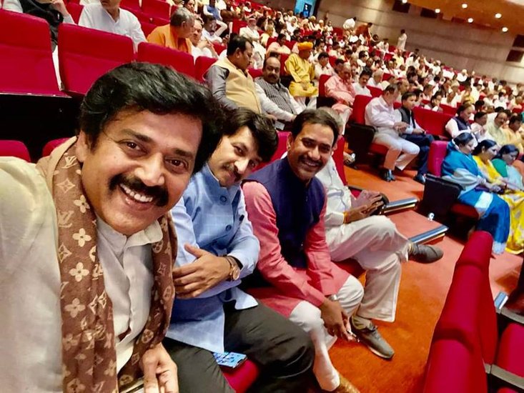रवि किशन के साथ ही भोजपुरी फिल्म इंडस्ट्री से मनोज तिवारी और निरहुआ भी बीजेपी के टिकट पर लोकसभा पहुंचे हैं। (Read Also: निरहुआ, मनोज तिवारी और रवि किशन, जानिए तीनों दोस्तों में किसकी पत्नी के पास है कितनी संपत्ति)