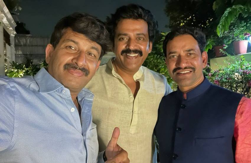मनोज तिवारी और निरहुआ ने जन्मदिन पर रवि किशन के घर जाकर उन्हें शुभकामनाएं दीं। मनोज तिवारी ने यह तस्वीऱ भी शेयर की है।