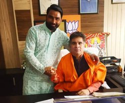 BJP नेता रविंद्र रैना के कंधे पर हाथ रखकर खड़े आतंकी तालिब हुसैन की फोटो शेयर कर कांग्रेस नेता ने पूछा – ये रिश्ता कुछ कहलाता है? मिले ऐसे जवाब