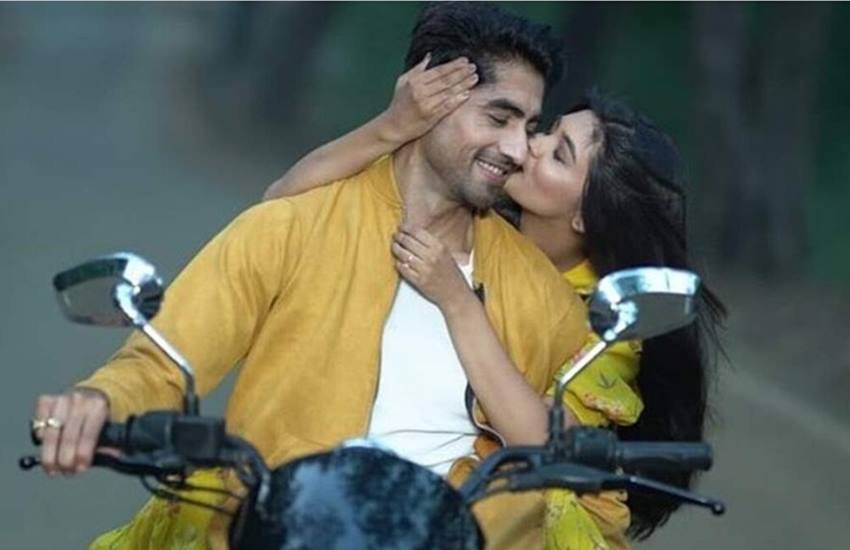 Reel Life Couple Age Gap: छोटे पर्दे पर प्रसारित होने वाले टीवी सीरियल्स के कई ऐसे किरदार हैं जिनकी केमिस्ट्री खूब पसंद की गई। टीवी के इन कपल्स को दर्शकों का खूब प्यार मिला। इनमें से कुछ ऐसी जोड़ियां हैं जो आपस में उम्र का बड़ा फासला तय करते हैं। हालांकि उम्र के इस फासले को एक्टर्स ने अपनी केमिस्ट्री पर हावी नहीं होने दिया। आइए डालते हैं एक नजर: