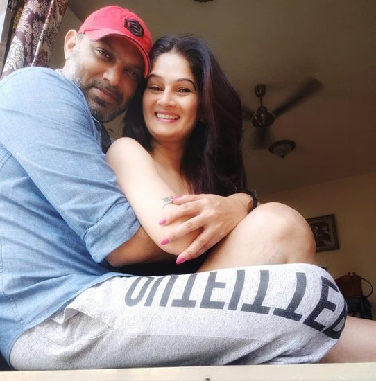 हालांकि रेशम टिपनिस ने शादी नहीं की लेकिन इस वक्त वह लिव इन में हैं और लिव इन में रहते हुए उन्हें 7 साल हो गए हैं। (यह भी पढ़ें: दो शादियों के बाद भी नहीं मिला एक्ट्रेस चाहत खन्ना को सच्चा प्यार, दो बच्चियों की मां होने के चलते काम मिलने में भी हुई परेशानी)