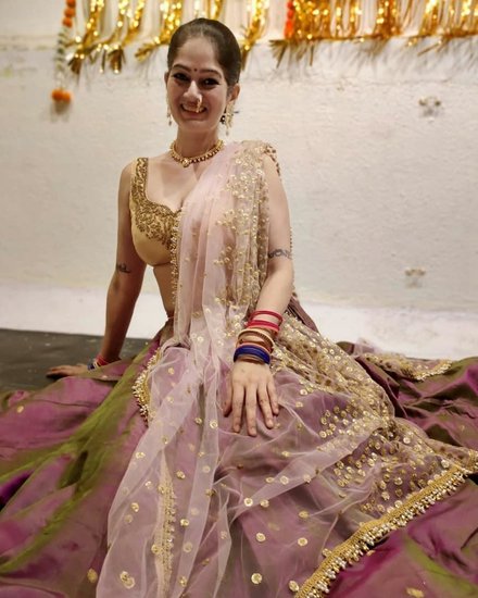 उन्होंने कहा कि संदेश और मेरे बीच सबकुछ अच्छा चल रहा है और शादी करके मैं अपने रिश्ते को खराब नहीं करना चाहती। अभी हमारे बीच बेहद अच्छी बॉन्डिंग है। (Photos: Resham Tipnis Instagram)