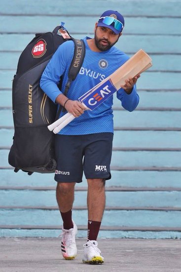 Rohit Sharma: रोहित शर्मा के नाम टी 20 में चार बार शतक लगाने का कीर्तिमान दर्ज है। 