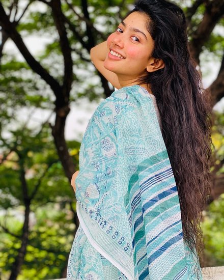साउथ की फिल्मों की चर्चित एक्ट्रेस साई पल्लवी अपने चेहरे पर किसी तरह के मेकअप का इस्तेमाल नहीं करती हैं। वह फिल्मों में बिना मेकअप ही नजर आती हैं। (Photo: Sai Pallavi Instagram)