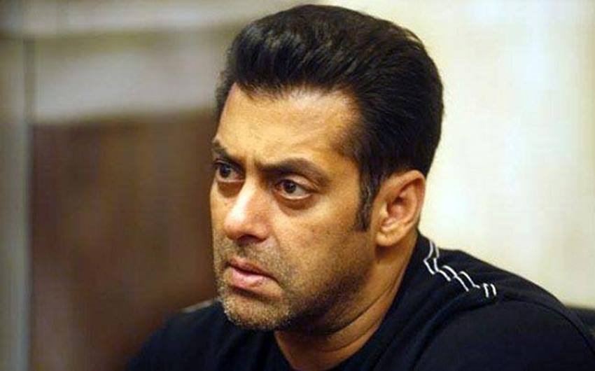 Salman Khan: सलमान खान कितने बड़े स्टार हैं ये बताने की जरूरत नहीं है। उनके जैसा स्टारडम शायद ही किसी को नसीब हुआ हो। लेकिन प्यार के मामले में उनका नसीब भी खोटा रहा। कई अभिनेत्रियों के साथ नाम जुड़ा लेकिन प्यार मुकम्मल ना हो सका। इन दिनों सलमान यूलिया वंतूर को डेट कर रहे हैं।