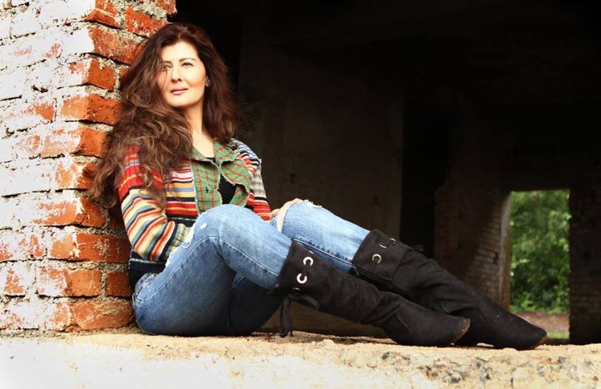 Sangeeta Bijlani Birthday: संगीता बिजलानी 90 के दशक की मशहूर एक्ट्रेस हैं। 9 जुलाई 1960 को जन्मीं संगीता ने कुछ बेहद सफल फिल्मों में अपनी अदाकारी से लोगों के दिल जीते हैं। संगीता बिजलानी का फिल्मी करियर की बात करें तो वह बहुत ज्यादा सफल नहीं रहा। फिल्मी करियर की तरह ही संगीता की लव लाइफ भी कुछ खास नहीं रही है। आइए डालते हैं एक नजर: 