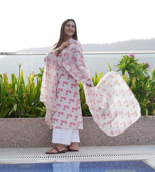 Sapna Choudhary: अपने गानों और स्टेज परफॉर्मेंस से देशभर में पहचान बनाने वाली सिंगर सपना चौधरी (Sapna Choudhary) भले ही आज एक जाना पहचाना नाम हैं लेकिन एक वक्त ऐसा था जब उन्हें लोगों के खूब ताने सुनने पड़े थे। यहां तक की अपने रिश्तेदारों ने भी सपना चौधरी (Sapna Choudhary) के परिवार को कई तरह की बातें सुनाई थीं लेकिन सपना के परिवार ने हमेशा उनका सपोर्ट किया। 