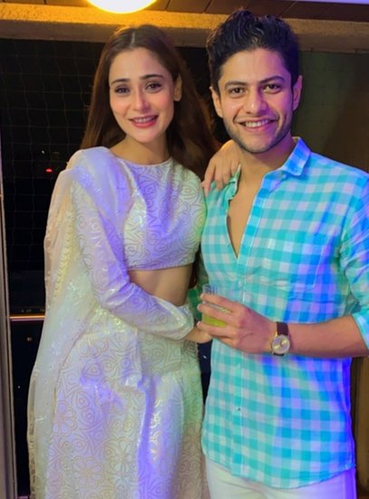 शांतनु राजे ने भी कहा कि मैं और सारा रिलेशनशिप में हैं और एक-दूसरे से बेहद प्यार करते हैं। (यह भी पढ़ें: भगवान के कहने पर भी करण सिंह ग्रोवर से शादी नहीं टालना चाहती थीं जेनिफर विंगेट, एक्ट्रेस ने बयां की अपनी दीवानगी)