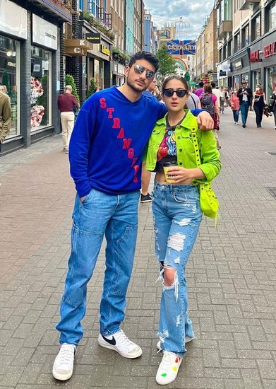 सारा अक्सर अपने भाई के साथ वेकेशन मनाने के लिए अलग-अलग जगह जाती रहती हैं। (यह भी पढ़ें: Koffee With Karan 7: करण जौहर के सामने ही उनका मजाक उड़ा चुके हैं ये बॉलीवुड स्टार्स)
