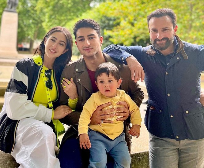 सैफ अली खान (Saif Ali Khan) और अमृता सिंह (Amrita Singh) की बेटी व बॉलीवुड एक्ट्रेस सारा अली खान (Sara Ali Khan) का अब तक का करियर काफी सफल रहा है। उनकी एक्टिंग को दर्शकों ने पसंद किया है और उनकी फिल्मों (Sara Ali Khan Movies) को भी अच्छा रिस्पॉन्स मिला है। अब फिल्मों की शूटिंग से ब्रेक लेकर सारा लंदन में परिवार (Sara Ali Khan With Family) के साथ छुट्टियां एंजॉय कर रही हैं।   