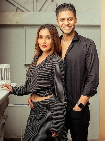 जब मैं कुछ दिन बाद एक प्रोजेक्ट की शूटिंग के लिए ऋषिकेश गई तो शांतनु के मुझे मेसेज आए और वहां से मुझे पता चला कि शांतनु मुझे पसंद करता है और बस इस तरह हमारी लव स्टोरी की शुरुआत हुई। (यह भी पढ़ें: एक कमेंट से शुरू हुई थी राहुल वैद्य और दिशा परमार की लव स्टोरी, नेशनल टीवी पर शादी के लिए किया था प्रपोज)