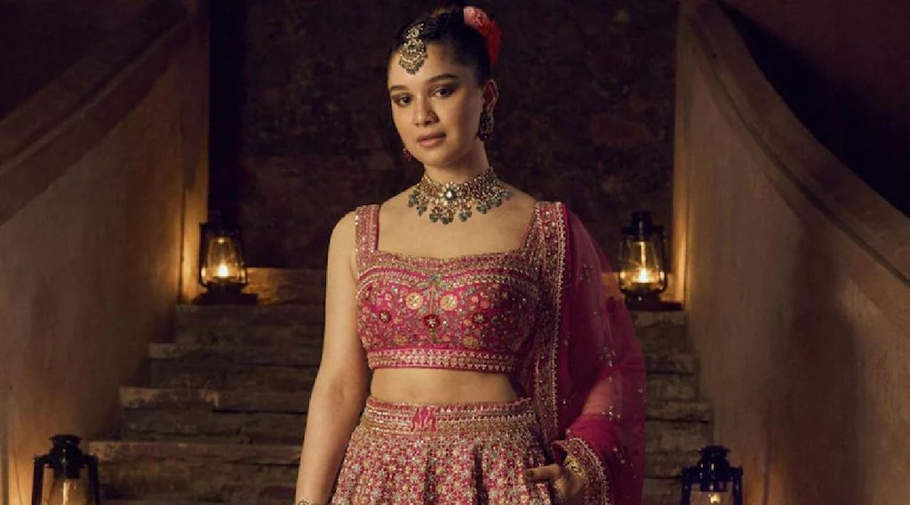 ब्राइडल लंहगा में सारा तेंदुलकर। (फोटो - Vogue India)