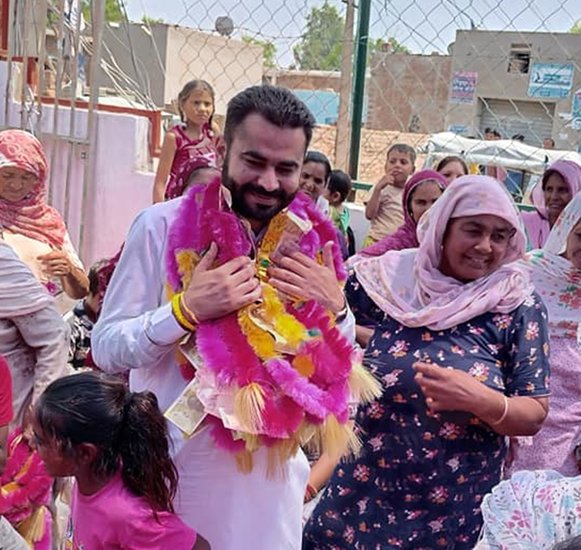 नरिंदर पाल सिंह पंजाब की फाजिल्का सीट से विधायक बने हैं। वह भी फिलहाल बैचलर हैं। (Photo: Narinder Pal Singh Facebook)