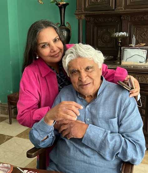 लेखकर और गीतकार जावेद अख्तर और एक्ट्रेस शबाना आजमी ने 1984 में जावेद अख्तर से शादी की थी लेकिन आज तक यह दोनों पेरेंट नहीं बने। यह जावेद की अख्तर की दूसरी शादी थी। पहली शादी से उनका बेटा फरहान अख्तर और बेटी जोया अख्तर हैं। (Photo: Shabana Azmi Instagram)