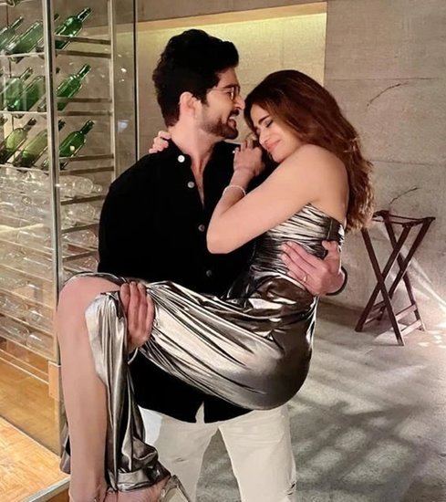 यहां से बाहर आने के बाद दोनों को अक्सर डेट पर जाते देखा गया और फैमिली फंक्शन में भी कपल एक साथ नजर आया। 