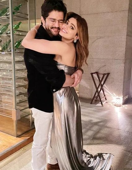 Shamita Shetty-Raqesh Bapat Breakup: टीवी इंडस्ट्री से बॉलीवुड तक में अक्सर रिश्ते बनने और बिगड़ने की खबरें आती रहती हैं। कभी किसी के डेट की खबर तो कभी ब्रेकअप और कभी लड़ाई के चलते स्टार्स सुर्खियों में आ जाते हैं। अब इंडस्ट्री का एक कपल अपने ब्रेकअप (Breakup) को लेकर चर्चा में है। यह कपल है शिल्पा शेट्टी (Shilpa Shetty) की बहन व एक्ट्रेस शमिता शेट्टी (Shamita Shetty) और टीवी एक्टर राकेश बापट (Raqesh Bapat)। 