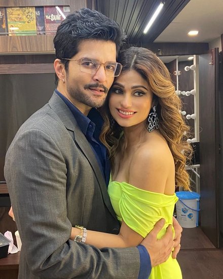 दोनों को अक्सर एक-दूसरे का सपोर्ट करते, अकेले वक्त बिताते और प्यार भरी बातें करते हुए देखा गया था। 