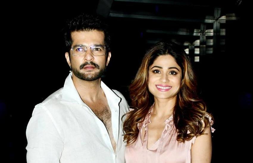 भारत में छोटे पर्दे पर आने वाले रियलिटी शोज ना सिर्फ अपने कंटेंट बल्कि सो में बने रिश्तों को लेकर भी कई बार चर्चा में रहे। तमाम रियलिटी शो में सेलेब्स को करीब आते देखा गया। कुछ इतने करीब हुए कि आगे चलकर शादी रचा ली। वहीं कुछ रिलेशनशिप में रहने के बाद अलग हो गए। आइए डालते हैं ऐसे ही सेलेब्स पर एक नजर: