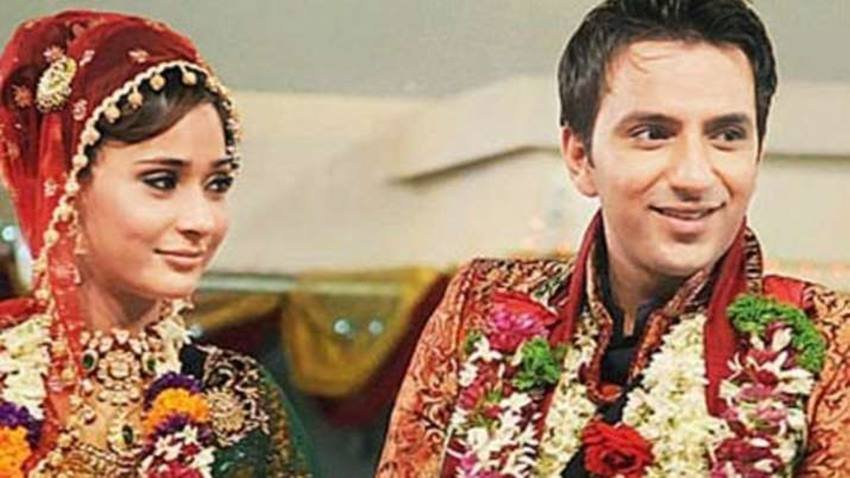 अली मर्चेंट और सारा खान भी बिग बॉस में करीब आए और बिग बॉस में ही शादी भी रचा ली थी। शो से निकलने के कुछ महीने बाद ही दोनों का तलाक हो गया था।