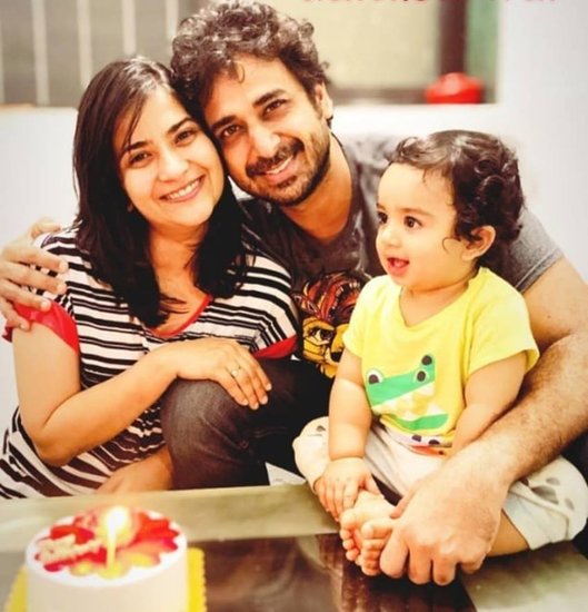 अदिति शर्मा और सरवर अहूजा जी सिनेस्टार की खोज में को-कंटेस्टेंट थे। दोनों शो में एक दूजे को दिल दे बैठे और बाद में शादी भी कर ली।