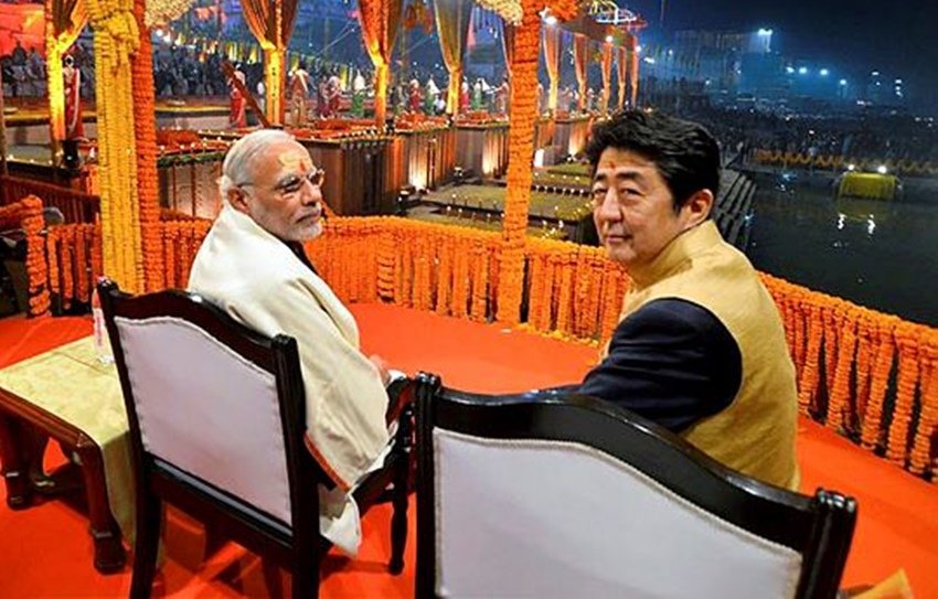 Shinzo Abe Death: जापान के पूर्व प्रधानमंत्री शिंजो आबे (Shinzo Abe) की आज गोली मारकर हत्या (Shinzo Abe Shot Dead) कर दी गई। शिंजो आबे की मौत पर न सिर्फ जापान के लोग बल्कि दुनियाभर के लोग हैरान हैं। वहीं दूसरी तरफ दुनियाभर के आम लोगों से लेकर राजनेता तक शिंजो आबे को श्रद्धांजलि दे रहे हैं। इसी कड़ी में प्रधानमंत्री नरेंद्र मोदी (PM Narendra Modi) ने भी शिंजो आबे की मौत पर दुख प्रकट किया है और उन्हें श्रद्धांजलि दी है। 