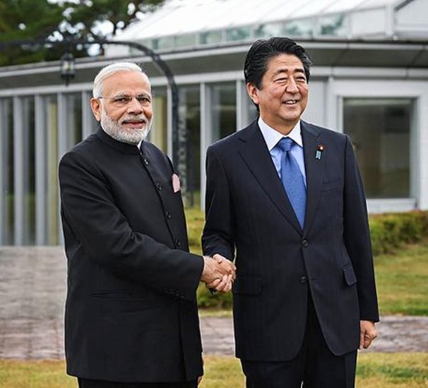 गोली लगने के बाद आबे को अस्पताल भर्ती कराया गया था लेकिन कुछ देर बाद ही उनकी मौत हो गई थी। (All Photos: PTI)